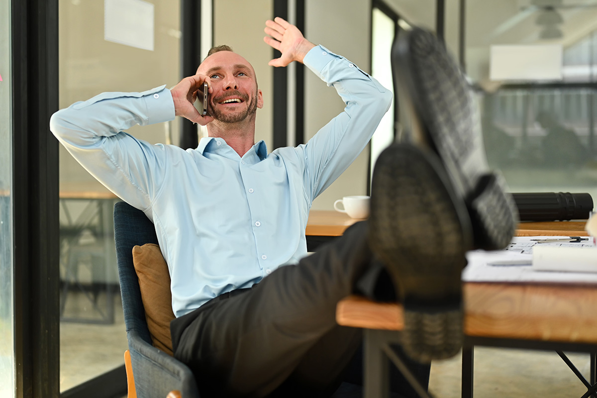 How can salespeople get their prospects talking? 1 B2B telemarketing specialist using open-ended questions to get prospects talking on the phone