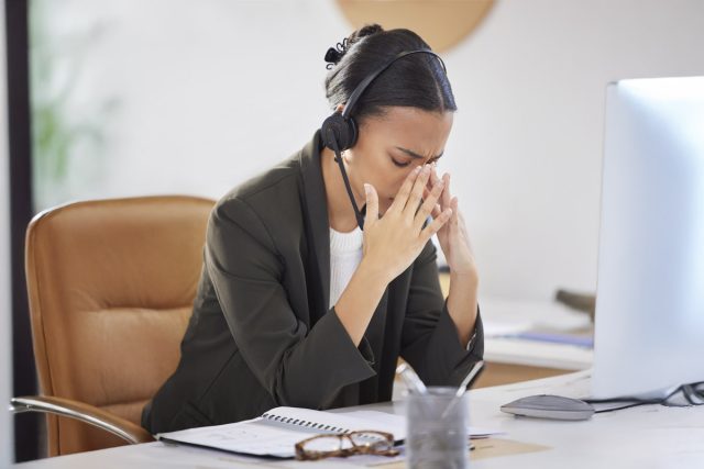 call centre agent dealing with rejection in B2B telemarketing