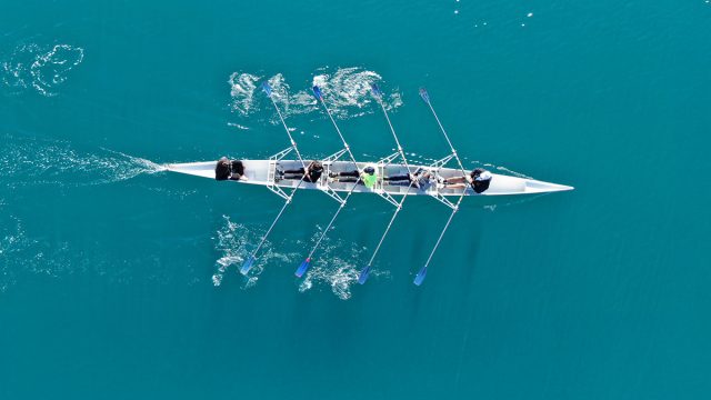 how to hire telemarketers – rowing crew in sync, symbolising stamina and team fit