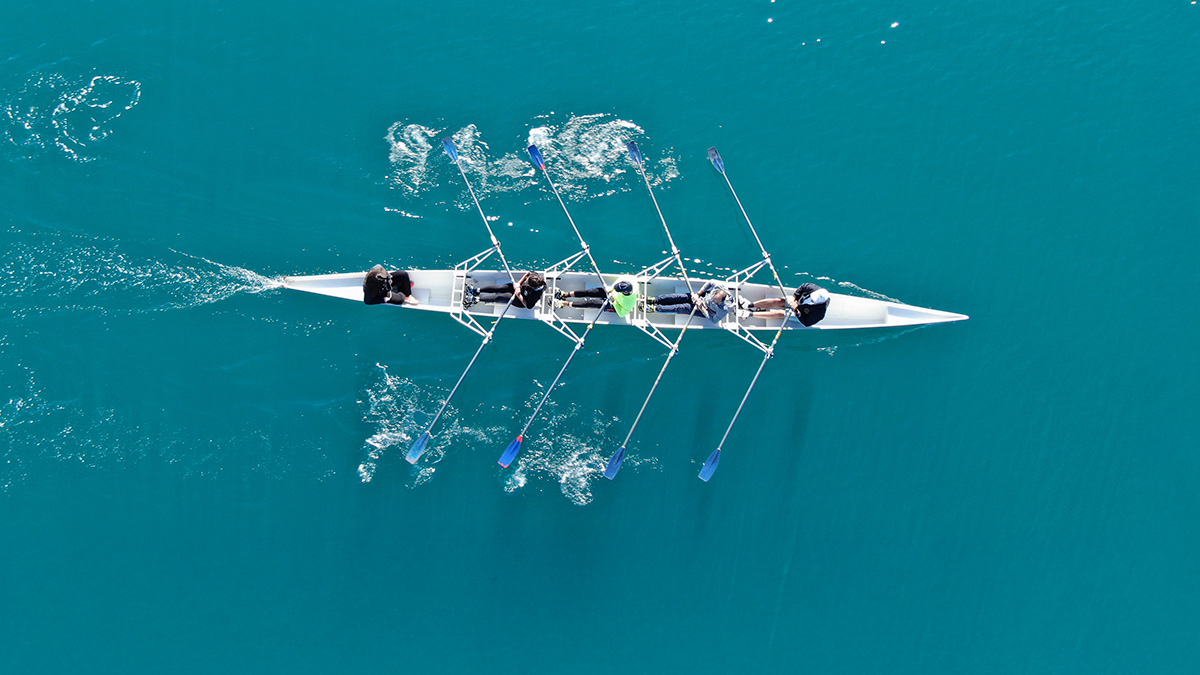 how to hire telemarketers – rowing crew in sync, symbolising stamina and team fit