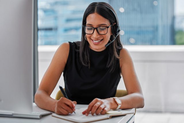 Telemarketer demonstrating B2B telemarketing closing techniques in a professional office setting